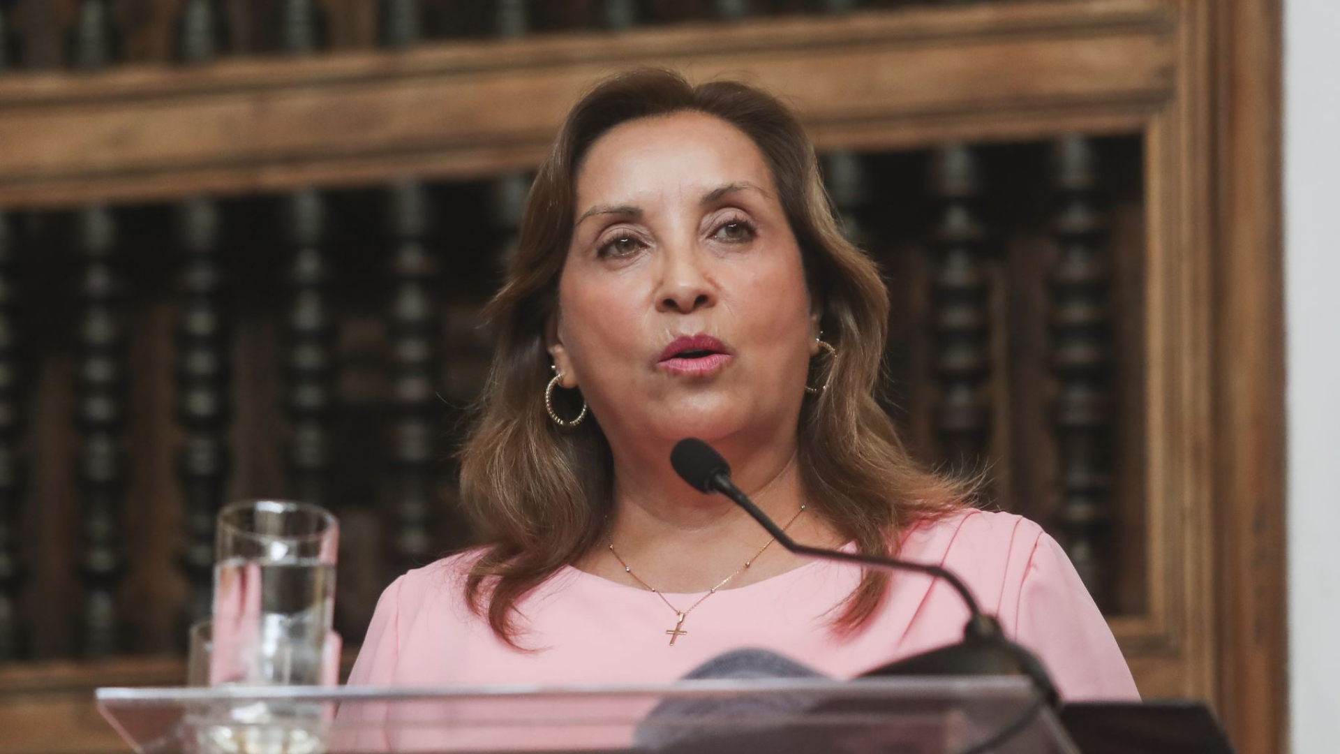 Dina Boluarte defiende a ministro de Interior