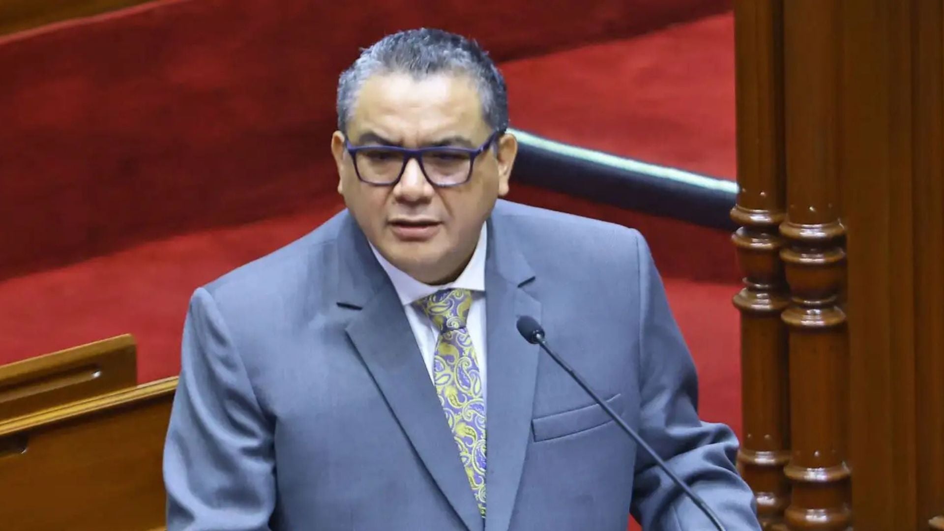 Santiváñez renuncia como ministro para postular a elecciones