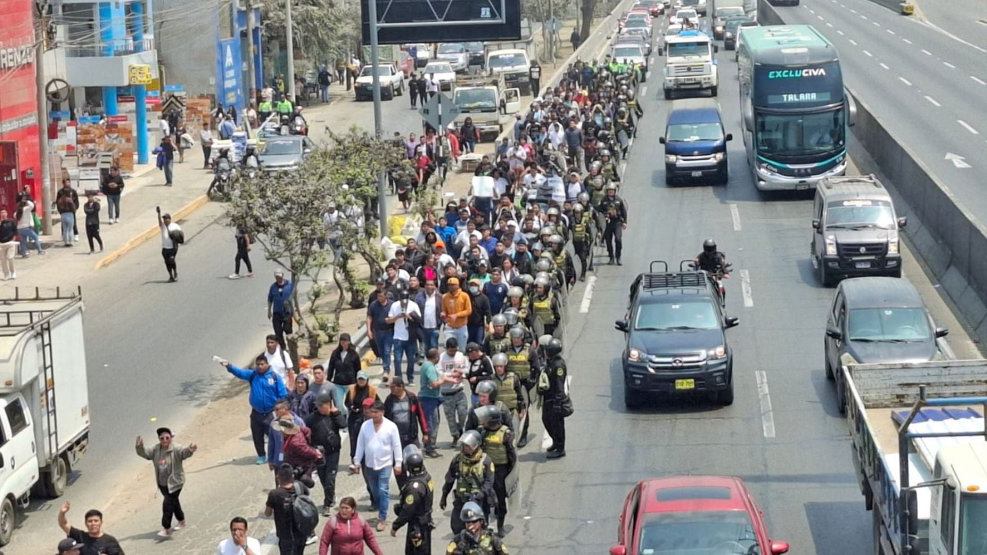 Hoy paro de transportistas y Adrianzén fue interpelado ayer